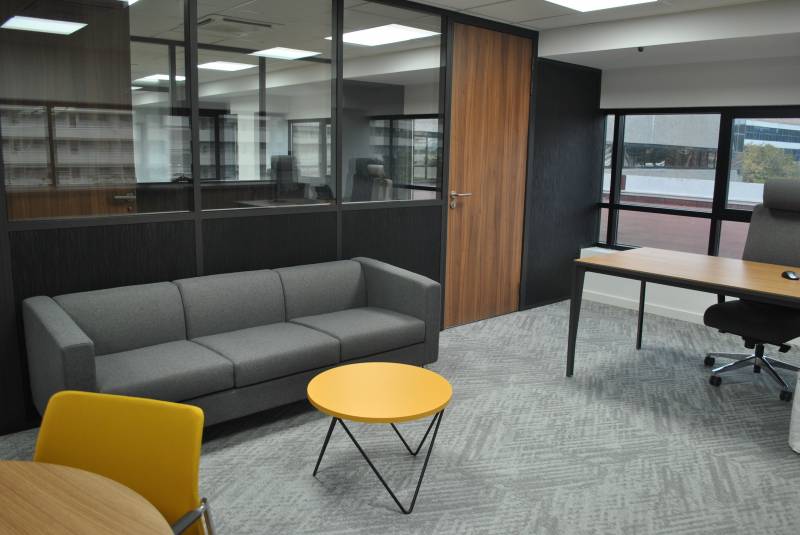 Aménagement de bureaux commerciaux à Nice : faire appel à une entreprise spécialisée pour des espaces professionnels performants